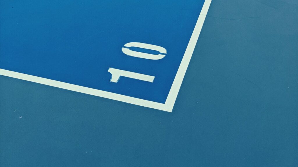 un campo sportivo in terreno sintetico blu